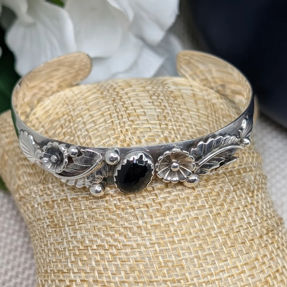 Vintage Sterling Silver Cuff Bracelet Black Onyx Florida Keys Small Wrist - Picture 1 of 15